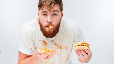 Drücken Sie den Rest-Button nach einem Fast Food-Gelage