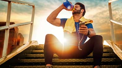 Wasser trinken allein verbrennt extra Kalorien – schon gewusst?