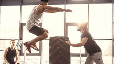 Beim Crossfit-Training können Sie sich richtig auspowern, trainieren mit Kumpels und gegen die Zeit