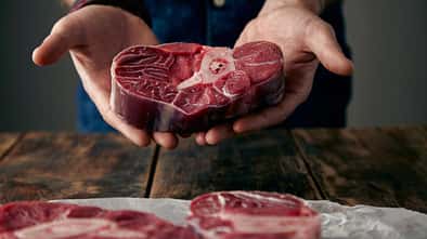 Umgang mit rohem Fleisch