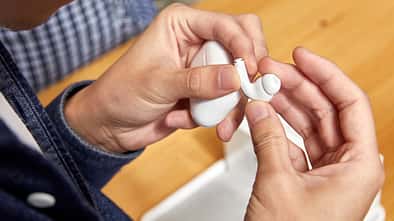 Von den beliebten AirPods von Apple gibt's eine Pro-Version – spritzwassergeschützt, mit besserer Passform und Geräuschunterdrückung