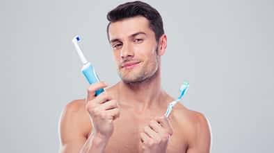 Was ist besser: elektrisch oder per Hand die Zähne putzen?