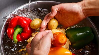 Du solltest Obst und Gemüse immer vor dem Verzehr abwaschen