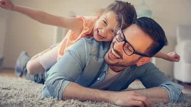 Horizontal Parenting: Die Kinder werden bespaßt, während man selbst die Füße hochlegt