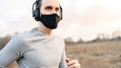 An das Joggen mit Maske muss man sich erst gewöhnen