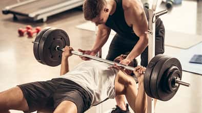 Exzentrisches Training erfordert häufig Hilfestellung