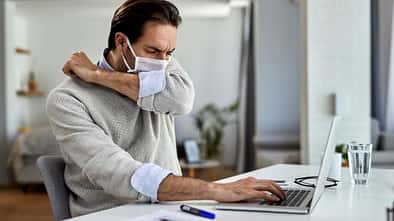 Nur weil du husten musst, heißt das nicht automatisch, dass du mit Coronaviren infiziert bist. Könnte auch eine Influenza oder Erklältung dahinter stecken