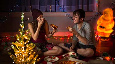 Ob Weihnachtsgans oder Pizza mit extra Käse: Diese 4 Tipps helfen gegen das Völlegefühl 