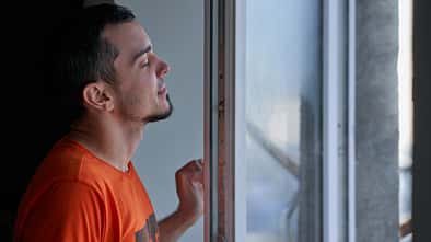 Wer nicht regelmäßig lüftet, dem droht Schimmel in der Wohnung
