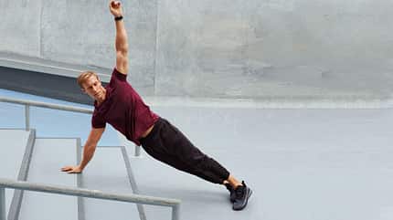 Side Planks und Oberkörperrotation auf der Treppe Side Planks und Oberkörperrotation auf der Treppe