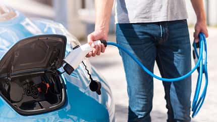 Spezielle Zapfsäulen brauchen für das Laden nur 30 Minuten Elektroauto aufladen