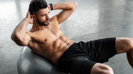 Ein Sixpack ist die freigelegte Kontur der geraden Bauchmuskulatur Ein Sixpack ist die freigelegte Kontur der geraden Bauchmuskulatur