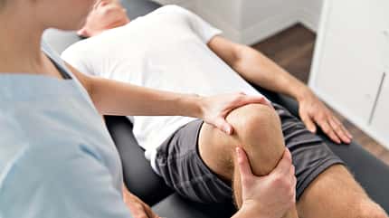 Sportverletzung, Osteopathie Erfahrene Osteopathen können mit den Händen körperliche Dysbalancen erkennen und behandeln