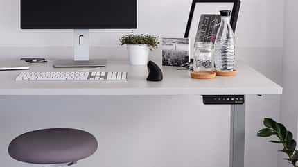 Mit dem höhenverstellbaren Schreibtisch "Desktopia Pro" von Ergotopia lässt es sich zur (gesünderen) Abwechslung auch bestens im Stehen zocken Mit dem höhenverstellbaren Schreibtisch "Desktopia Pro" von Ergotopia lässt es sich zur (gesünderen) Abwechslung auch bestens im Stehen zocken
