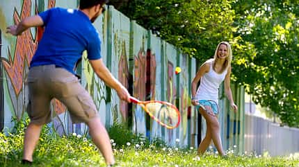Bei Crossminton fliegen die Bälle mit Highspeed durch die Luft Bei Crossminton fliegen die Bälle mit Highspeed durch die Luft