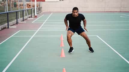 Neuroathletik, Koordination, Agility, Reaktion Mann beim Agility Training