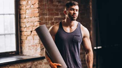 Fitnessmatte Mann mit Fitnessmatte