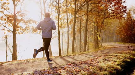 Mann joggt im Herbst Mann joggt im Herbst