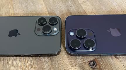 IPhone 13 Pro (links) und 14 Pro im Vergleich: Das iPhone 14 Pro ist etwas schwerer, auch die 3 Linsen sind größer geworden IPhone 13 Pro (links) und 14 Pro im Vergleich: Das iPhone 14 Pro ist etwas schwerer, auch die 3 Linsen sind größer geworden