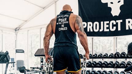 Dwayne Johnson im Training von hinten Dwayne Johnson im Training von hinten