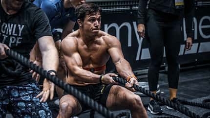 HYROX Ein HYROX-Teilnehmer macht Sled-Pull.