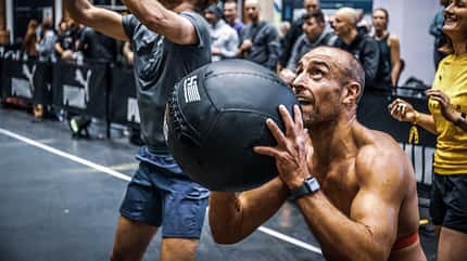 HYROX Ein HYROX-Teilnehmer macht Wall Balls.