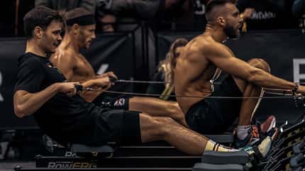 HYROX Ein Mann macht die Übung "Rowing" von HYROX.