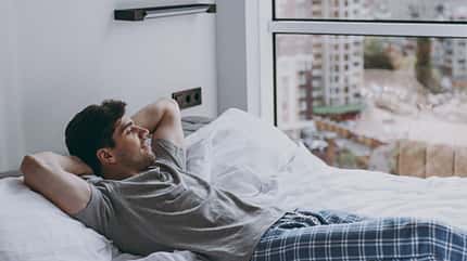 Junger Mann liegt im Bett Junger Mann liegt im Bett