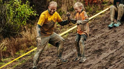 Die Mudmasters Family Edition ist mit Teamwork wesentlich leichter zu meistern. Die Mudmasters Family Edition ist mit Teamwork wesentlich leichter zu meistern.