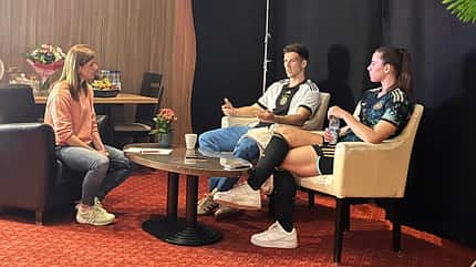 Frauenfußball, WM, Interview, Profis, Fußball Redakteurin Martina Steinbach im Interview mit Fußballer Leon Goretzka und Fußballerin Lena Oberdorf