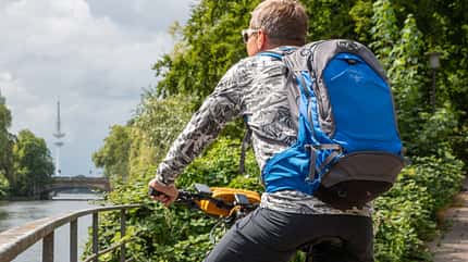 Wer mit leichtem Gepäck unterwegs ist, dem reicht ein Fahrradrucksack, wie der Escapist von Osprey Wer mit leichtem Gepäck unterwegs ist, dem reicht ein Fahrradrucksack, wie der Escapist von Osprey