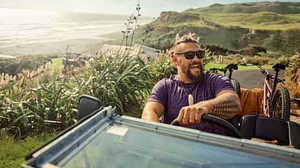 Superstar Jason Momoa übernimmt gerne selbst das Steuer – bisher mit großen Erfolg Superstar Jason Momoa übernimmt gerne selbst das Steuer – bisher mit großen Erfolg