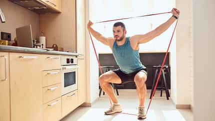 Etwas Platz in der Küche reicht schon aus, um mit Gymnastikbändern die Muskeln zu trainieren Etwas Platz in der Küche reicht schon aus, um mit Gymnastikbändern die Muskeln zu trainieren