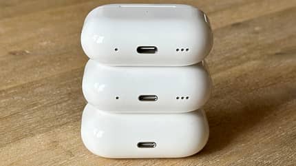 Apples AirPods Pro in der Entwicklung: von der Ursprungsversion 2019 (unten) bis zum Ladecase mit USB-C 2023 (oben) Apples AirPods Pro in der Entwicklung: von der Ursprungsversion 2019 (unten) bis zum Ladecase mit USB-C 2023 (oben)