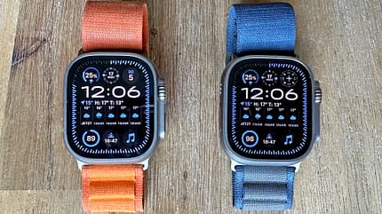 Vom Aussehen und Design ist die Apple Watch Ultra 2 (rechts) komplett identisch zum Vorgängermodell Vom Aussehen und Design ist die Apple Watch Ultra 2 (rechts) komplett identisch zum Vorgängermodell