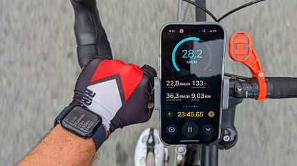 Das am Rad montierte iPhone spiegelt die Daten der Apple Watch und wird damit zu einer Art Bike-Computer Das am Rad montierte iPhone spiegelt die Daten der Apple Watch und wird damit zu einer Art Bike-Computer