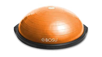 Der BOSU Ball trainiert die Balance. Der BOSU Ball trainiert die Balance.
