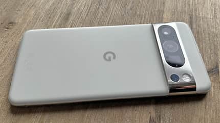 Das Pixel 8 Pro hat zudem einen neuen Sensor direkt unter dem Blitz auf der Rückseite: Dieser misst die Temperatur von Objekten Das Pixel 8 Pro hat zudem einen neuen Sensor direkt unter dem Blitz auf der Rückseite: Dieser misst die Temperatur von Objekten