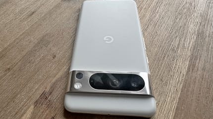 Neben neuen Farben und einer Mattoptik auf der Rückseite unterscheidet sich das Pixel 8 Pro nicht sehr vom Vorgänger, dem Pixel 7 Pro Neben neuen Farben und einer Mattoptik auf der Rückseite unterscheidet sich das Pixel 8 Pro nicht sehr vom Vorgänger, dem Pixel 7 Pro