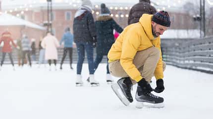 Schlittschuhe schnüren und los geht's! Beim Schlittschuhlaufen werden massig Kalorien verbrannt Schlittschuhe schnüren und los geht's! Beim Schlittschuhlaufen werden massig Kalorien verbrannt
