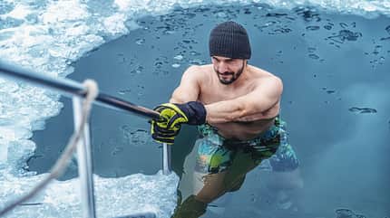 Eisbaden ist eine tolle Gelegenheit ein paar Extrapfunde zu verlieren Eisbaden ist eine tolle Gelegenheit ein paar Extrapfunde zu verlieren