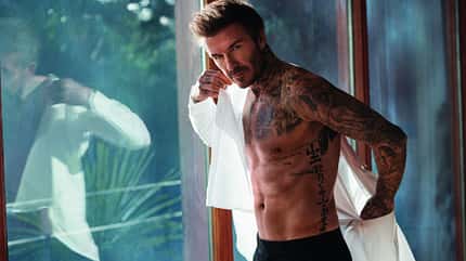 "Becks" ist immer noch top in Form. Sein Geheimnis? "Ich trainiere mittlerweile fast jedes Mal zusammen mit meiner Frau, möglichst an 5 Tagen pro Woche." "Becks" ist immer noch top in Form. Sein Geheimnis? "Ich trainiere mittlerweile fast jedes Mal zusammen mit meiner Frau, möglichst an 5 Tagen pro Woche."