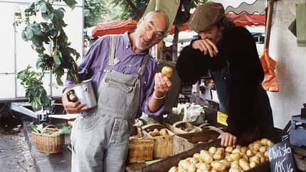 Peter Lustig Löwenzahn / Latzhose Denim-History / United Archives / Getty Images Peter Lustig Löwenzahn / Latzhose Denim-History / United Archives / Getty Images
