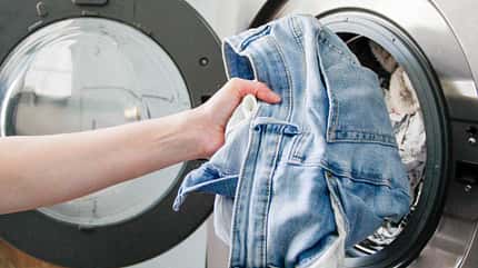 Jeans waschen / Kinga Krzeminska / Getty Images Jeans waschen / Kinga Krzeminska / Getty Images