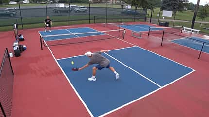 Pickleball liegt voll im Trend! Hier können sich Sportler jeder Altersklasse richtig austoben Pickleball liegt voll im Trend! Hier können sich Sportler jeder Altersklasse richtig austoben
