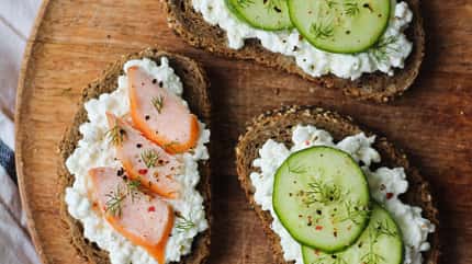 Brote mit Hüttenkäse Brote mit Hüttenkäse
