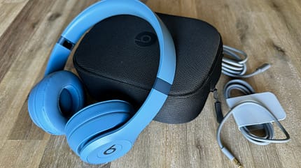 Die Beats Solo 4 lassen sich schnell in der mitgelieferten Tragetasche unterbringen Die Beats Solo 4 lassen sich schnell in der mitgelieferten Tragetasche unterbringen