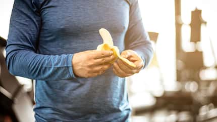 Mann isst Banane Mann isst Banane