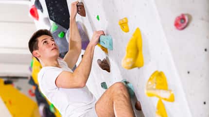 Mann klettert Mann klettert