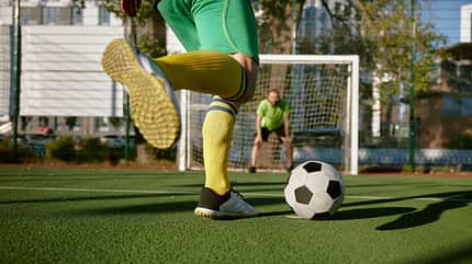 Mann spielt Fußball